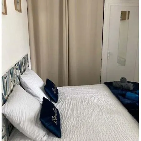 A 2 Pas De La De La Vallieres *